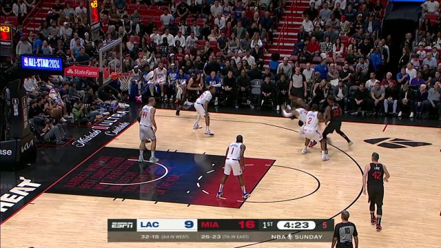 哈登挥手送出长传贯穿全场 莱昂纳德接球暴扣发难干脆利落