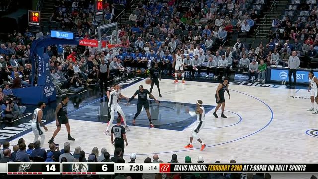 球星直接对话！文班亚马面对东契奇防守翻身跳投打进2+1