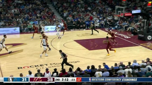 急停干拔手起刀落 米切尔追身三分从容出手打进