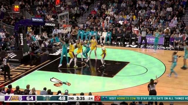 浓眉四分卫长传纵观全场 老詹轻松吃饼劈扣一记