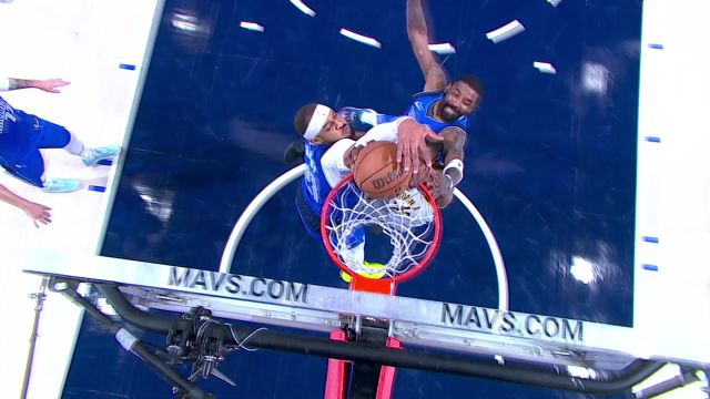 垂直升空一步登天 史密斯迎着两人防守暴力炸筐