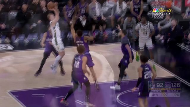 这是什么惊人的弹跳！ 小安德烈-杰克逊高筐一尺施展逆天补扣