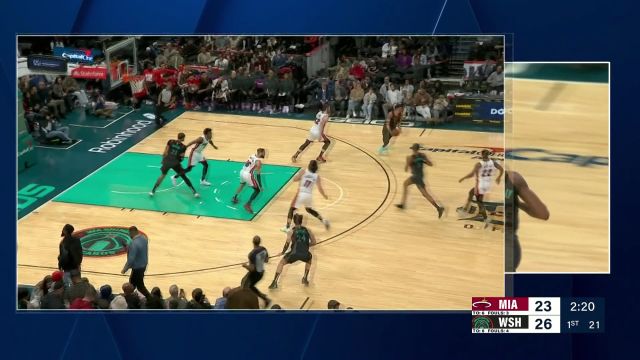 眼观六路耳听八方！普尔洞悉防守送击地妙传 戴维斯心领神会顺下上篮命中