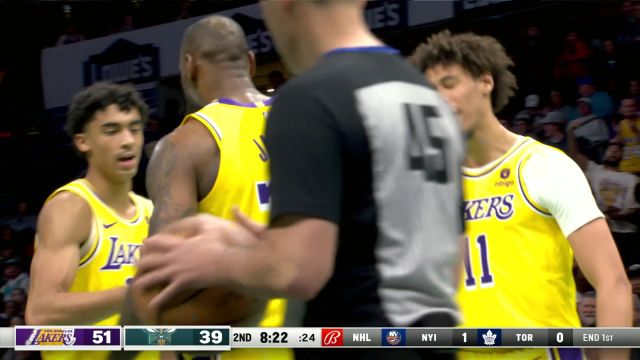 聊发少年狂！老詹挂筐隔扣打进加罚大秀肌肉