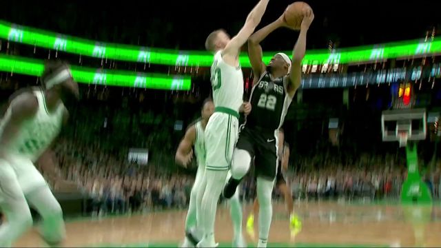 制霸攻防！凯塔镇守篮下送上封盖 随后篮下拼抢扣篮终结