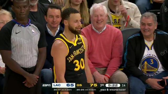 库指导上线！库里在场边为穆迪画战术