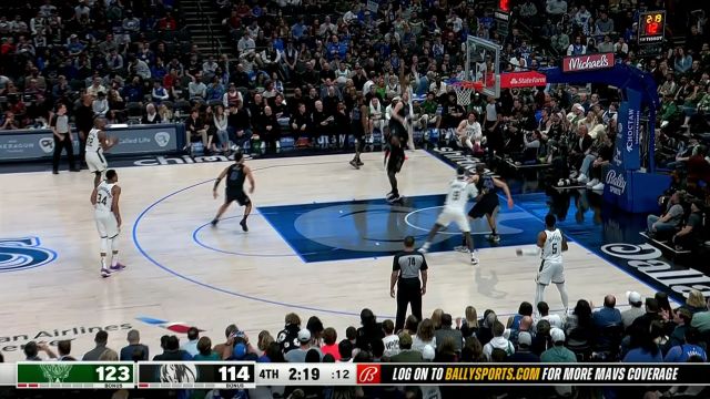 午时已到绝不拖沓！利拉德撤步三分让比赛提前失去悬念