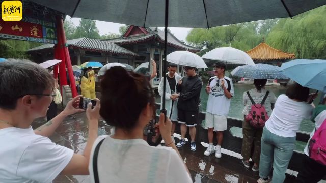 凉爽又惬意!游客撑伞雨中赏泉 | 镜相