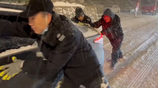 大连公交集团应对强降雪天气保障市民安全出行