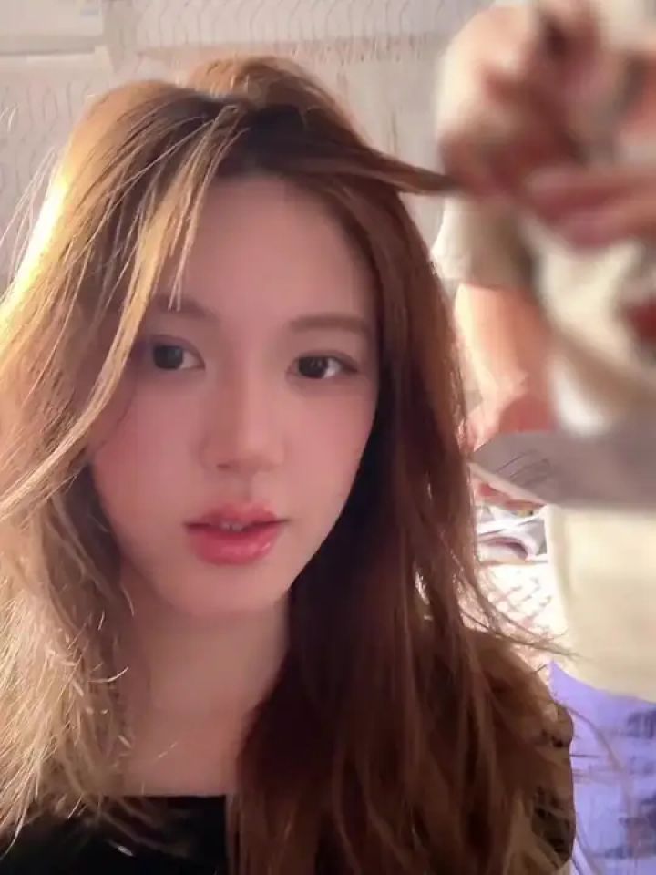 剪头发的妍妍好漂亮!#许我耀眼#赵露思#电视剧_高清1080P在线观看平台_腾讯视频