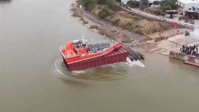 广东江门:中国首台超100千瓦气动式海浪发电装备下水