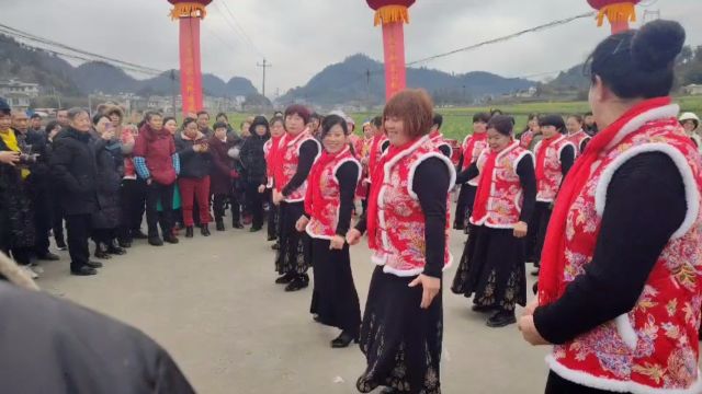 金沙县岩孔街道箐口村郑家沟踩桥典礼