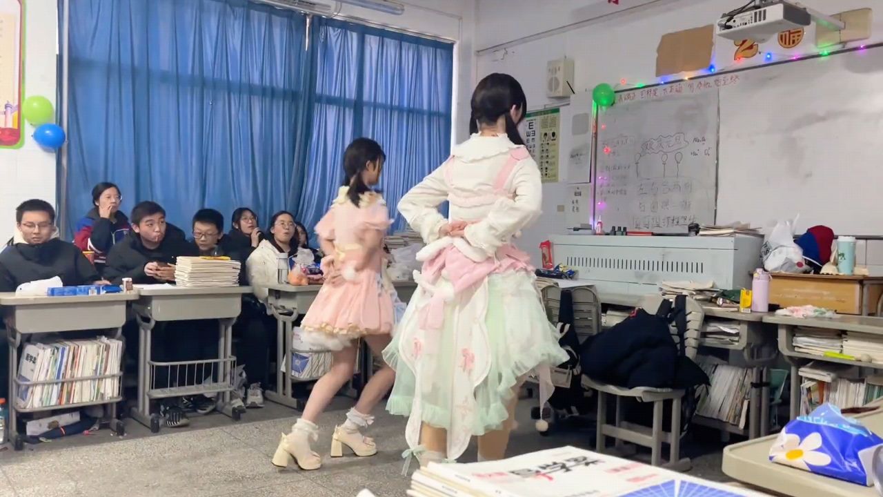 教室跳舞的两个洛丽塔小姐