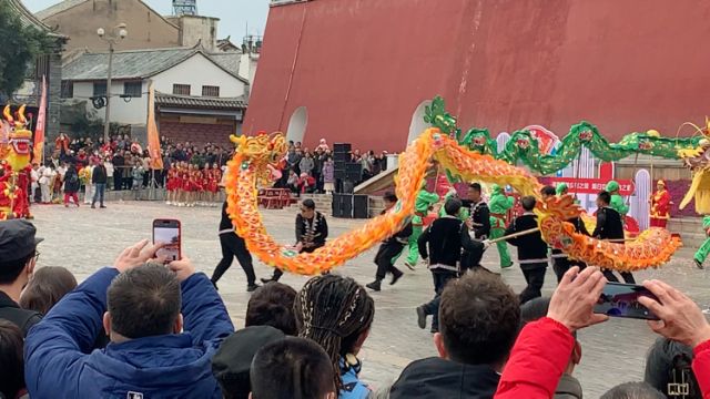 建水各地舞龙高手齐聚一堂,大显神通,欢度新春佳节