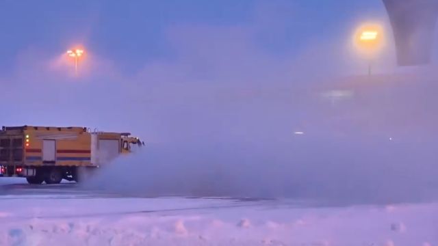 雨雪冰冻齐袭,山东烟台:出现强降雪天气,多部门积极应对