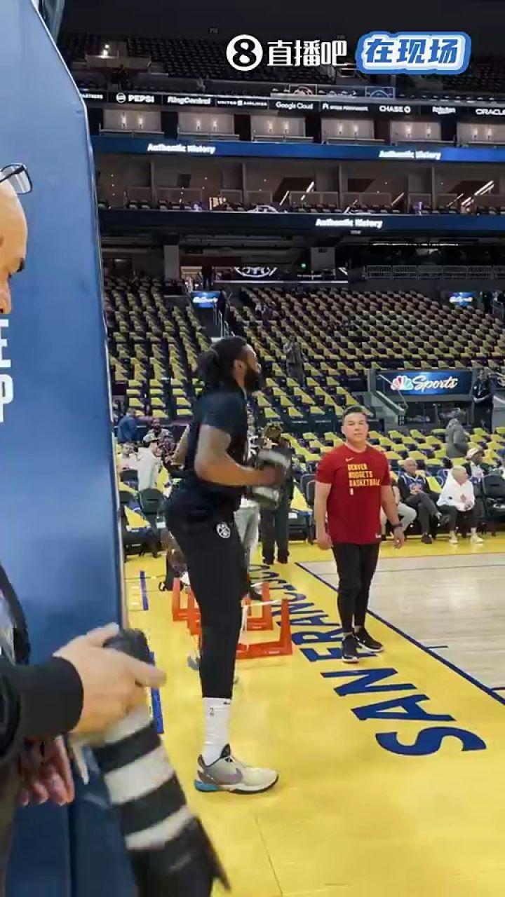 才发现拍球员赛前训练的时候 小乔丹突然朝着小吧耍了个鬼脸