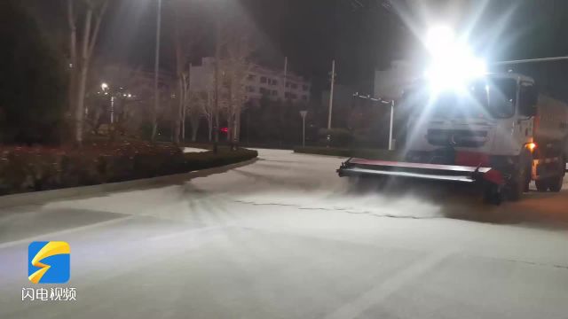 潍坊峡山区以雪为令 启动不间断循环作业模式清除街路冰雪