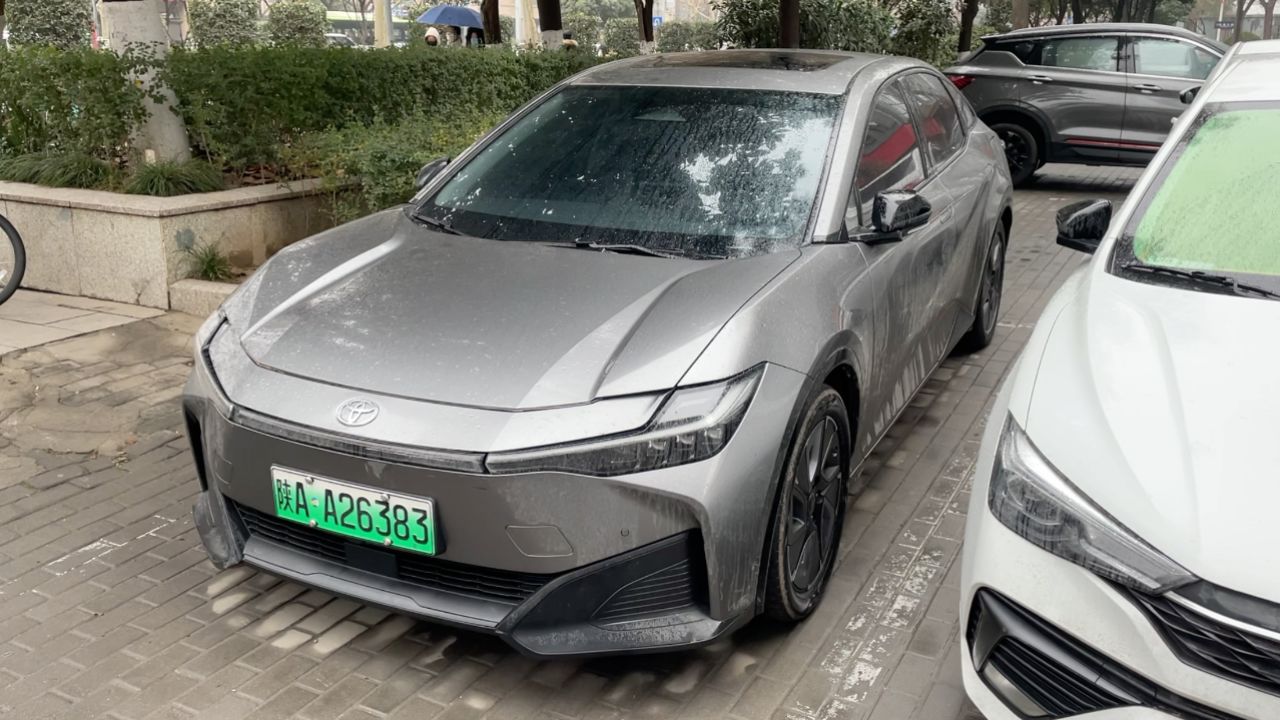 实拍一汽丰田bz3纯电动汽车