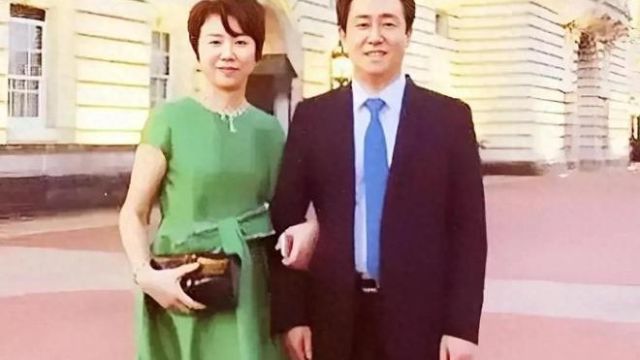 许家印的悲剧人生,前妻丁玉梅起诉儿子追讨10亿元引热议