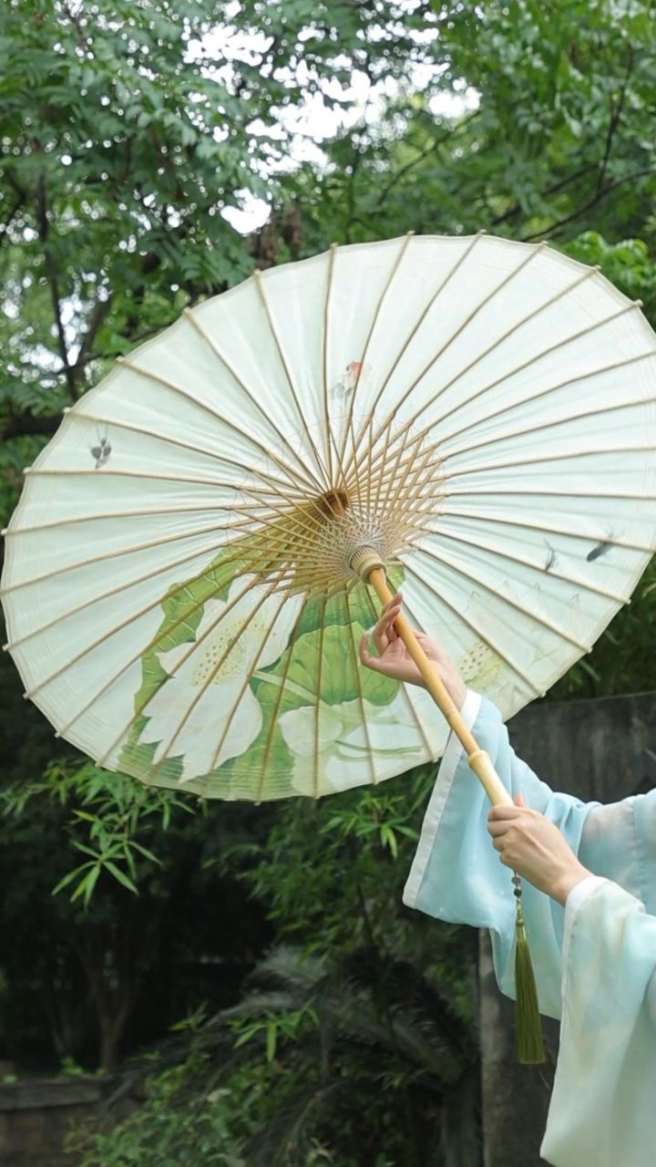 你喜欢半穿伞还是满穿伞?#油纸伞#非遗#半穿#满穿#国风古韵