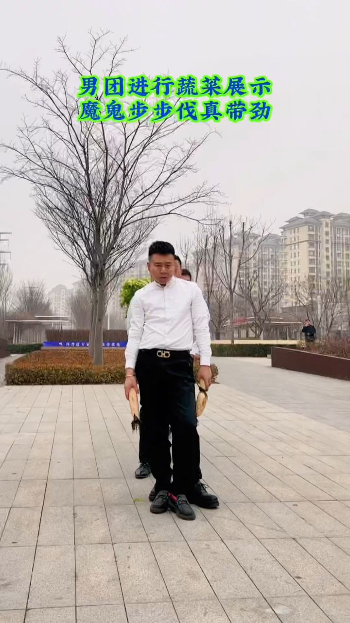 山东爷们模特搞笑山东大汉的行走!