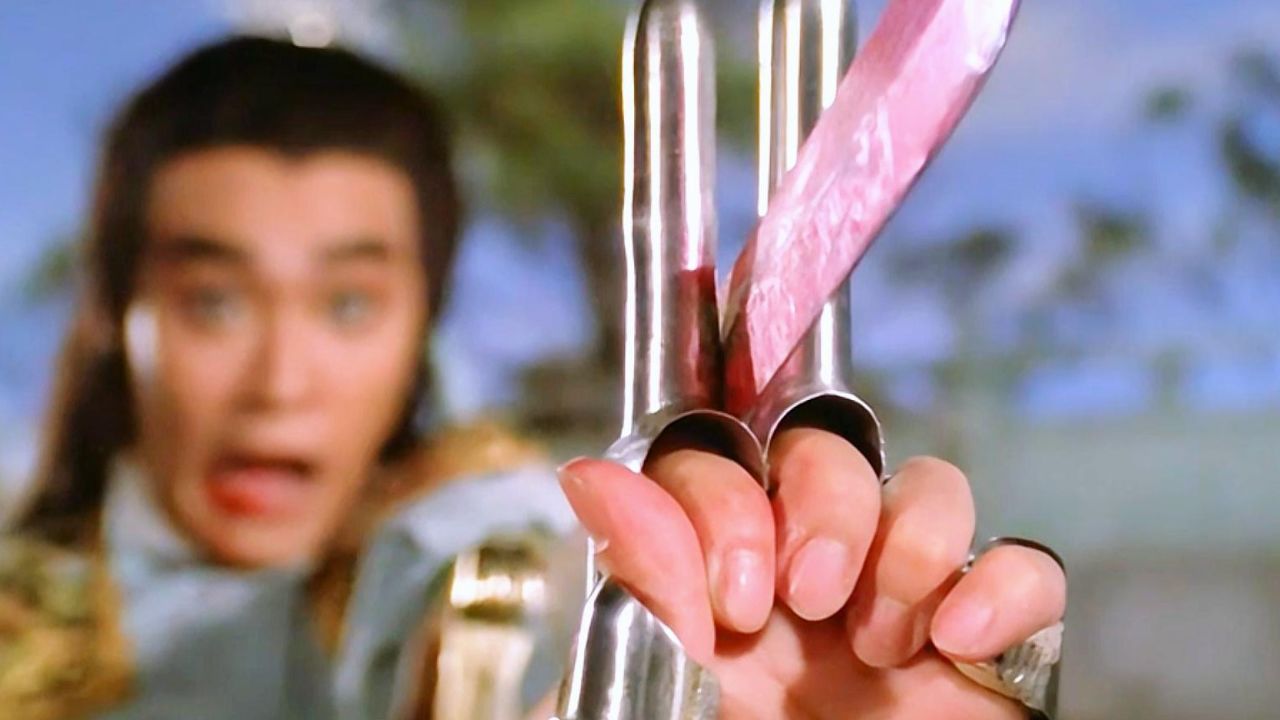 王爷打造了一副无坚不摧的铁手指,能轻松夹断任何兵器!