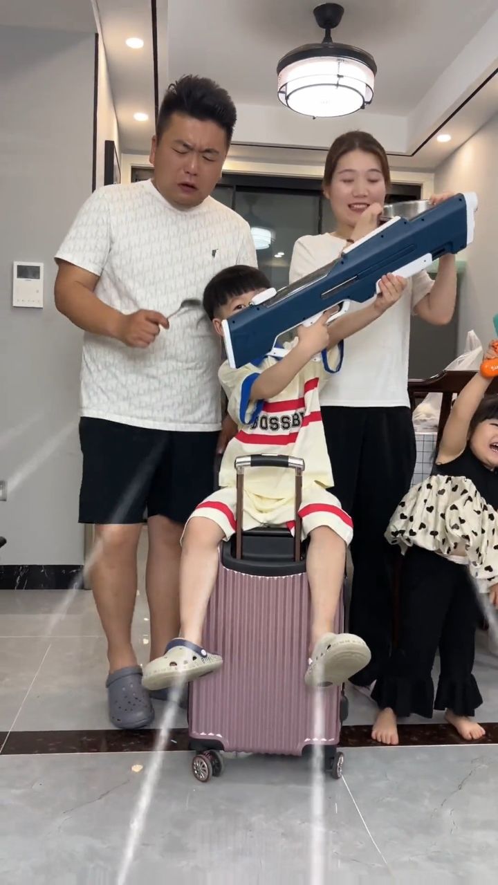 哈哈哈,小宝和小丁偷袭爸爸打水仗,老开心了!