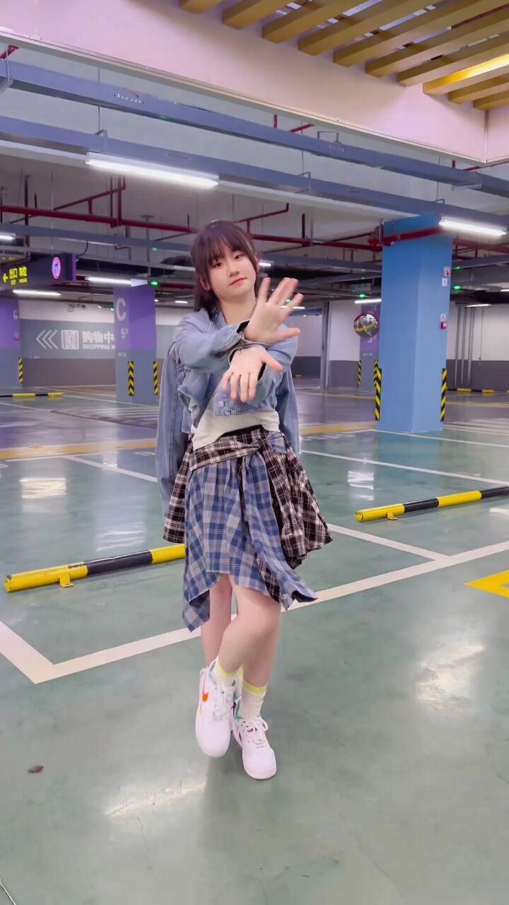 好洗脑的音乐,已经在脑海里单曲循环了～#一一丫丫
