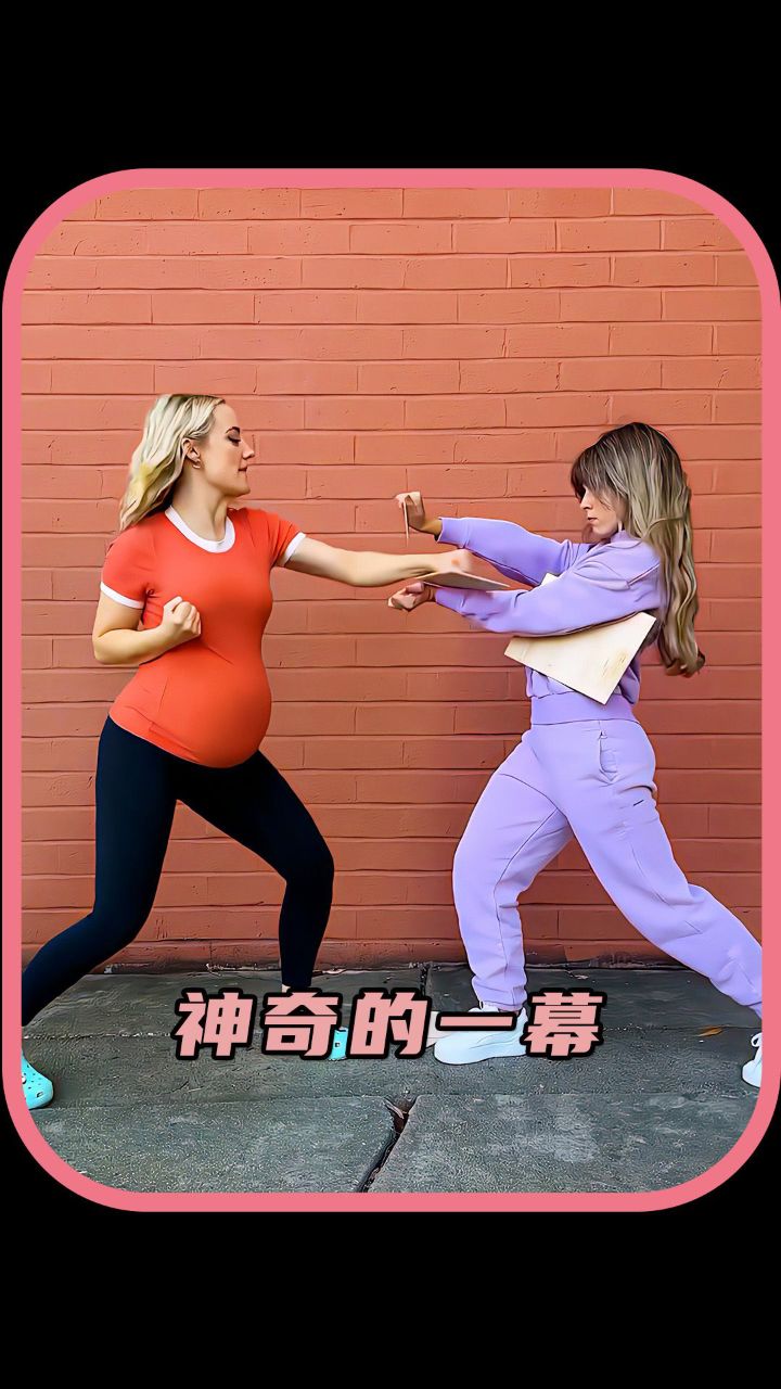 女人太神奇了,肚子里伸出一只手