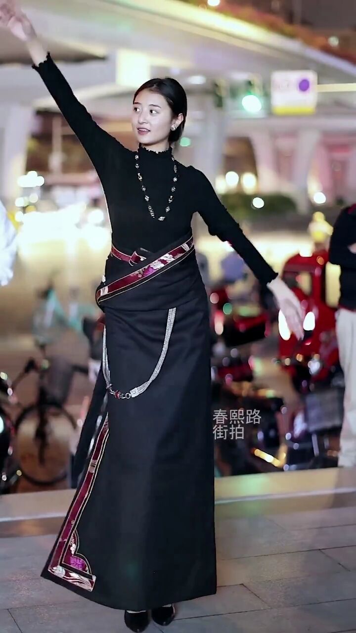 这是见过腰最直的藏族小姐姐.藏族姑娘锅庄舞藏族舞春熙路街拍