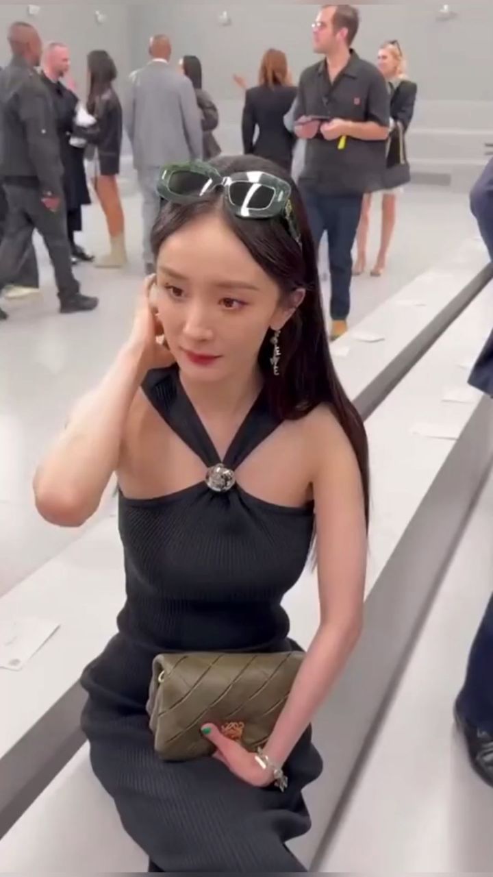 杨幂鞋子怎么了