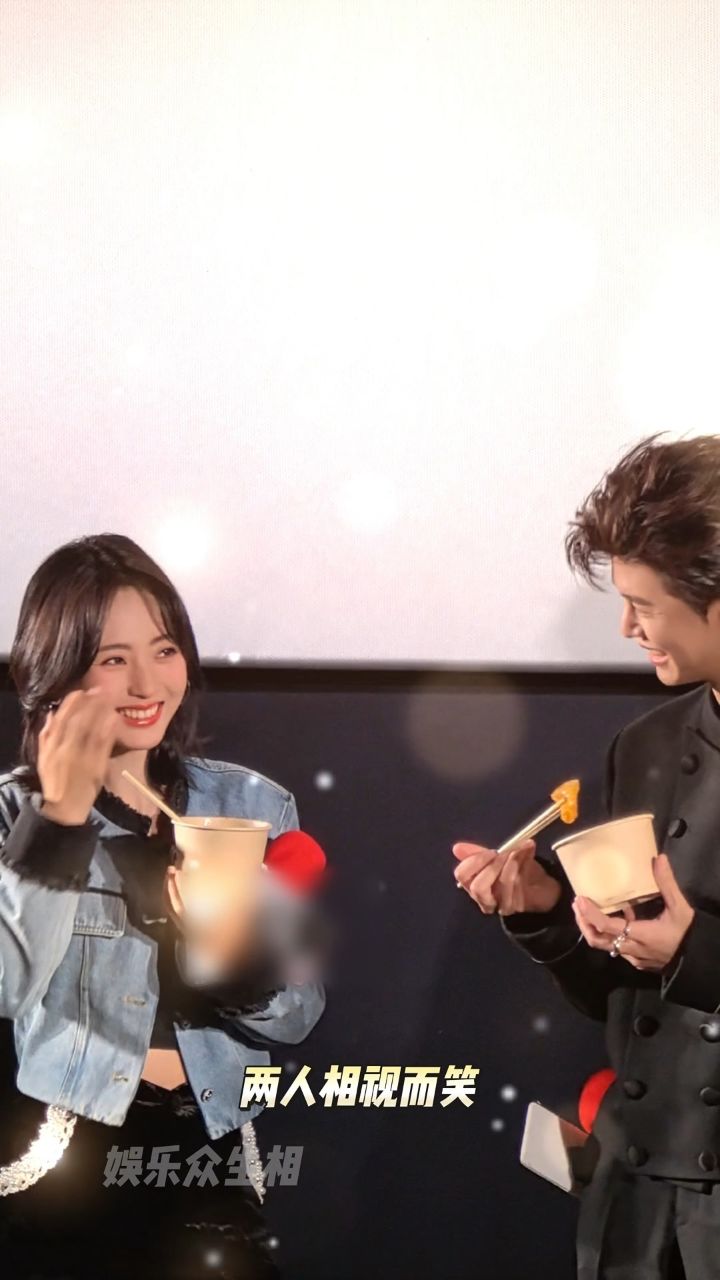 任嘉伦邢菲品尝天水麻辣烫 #任嘉伦 夹着白菜瞬间看向#邢菲 对视好甜