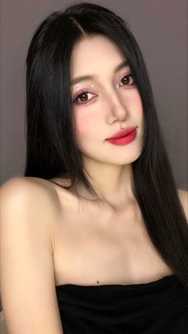 浅试一下虞书欣的亮钻眼妆 真的很明艳女明星既视感