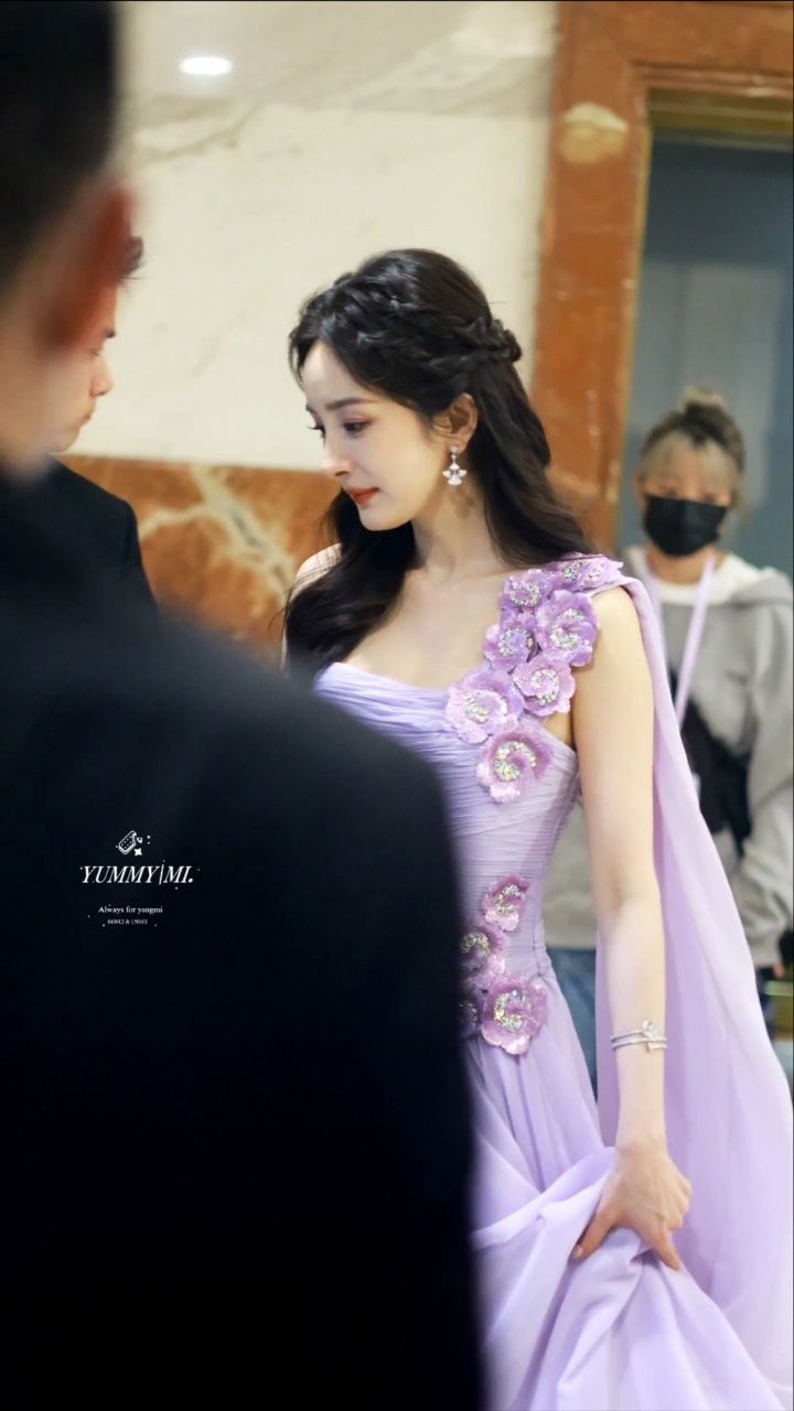 杨幂上海线下活动下班,是娇娇公主小幂,笑得好开心啊!