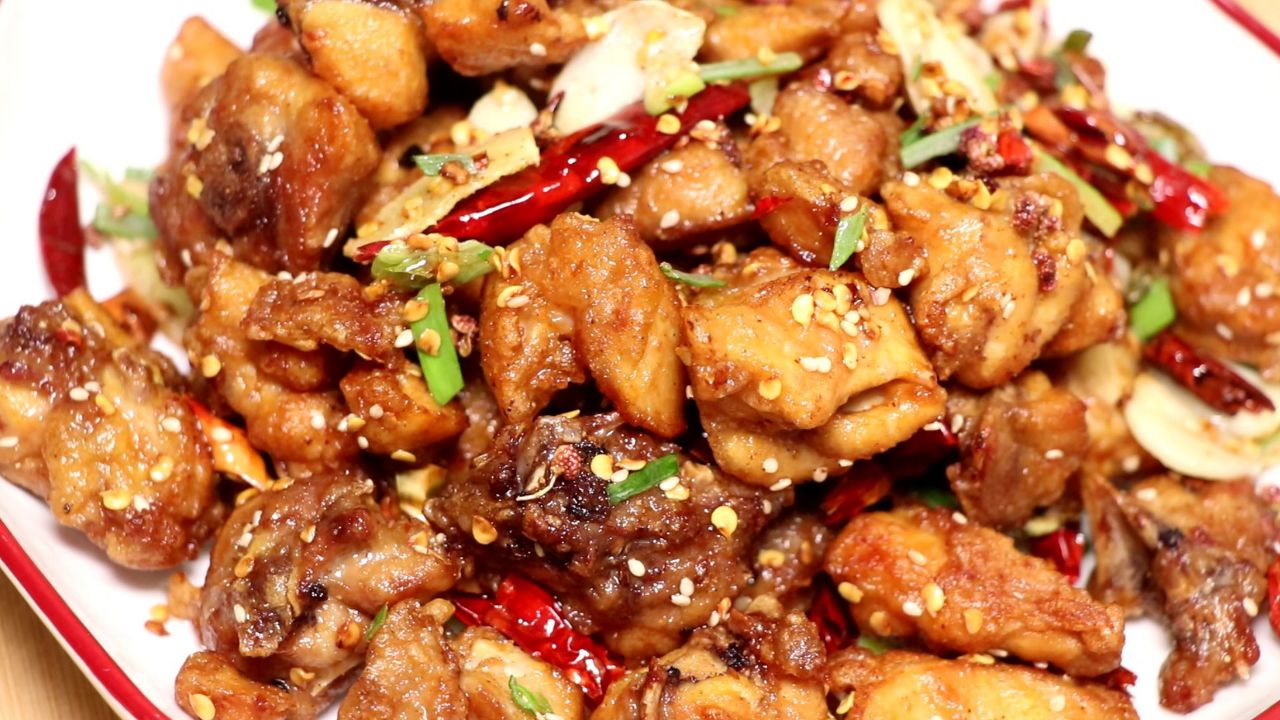 教你在家也能做出饭店的辣子鸡,用料简单味道足,又香又酥,解馋