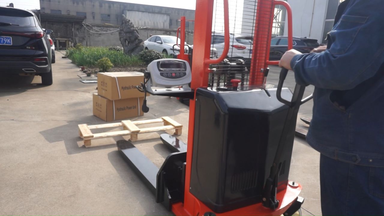 惠泽称重式电动堆高车现场测量出方案,终身提供配件,成功案例多