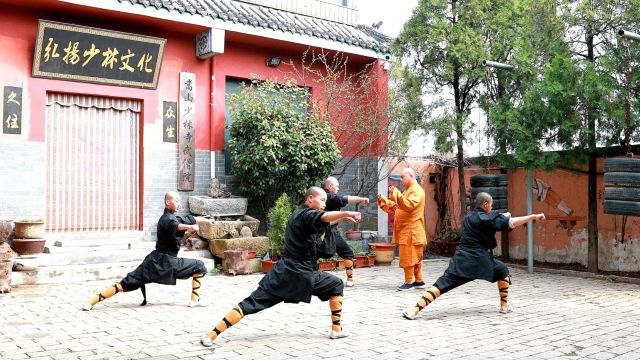 少林武僧院,释延秀师父指导徒弟们练习少林功夫:小红拳