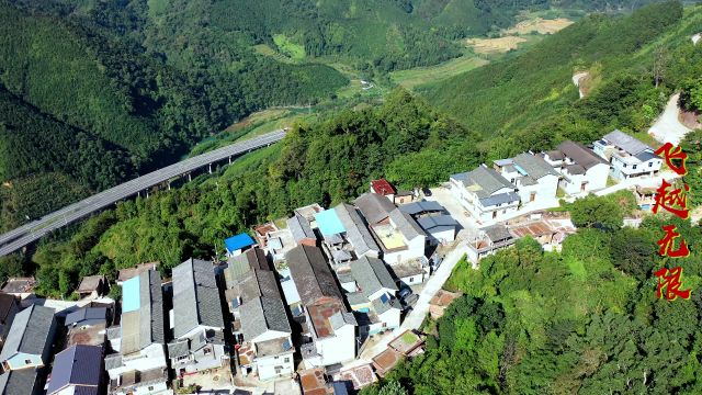 广西来宾大山深处发现一个居住在半山腰上的村庄