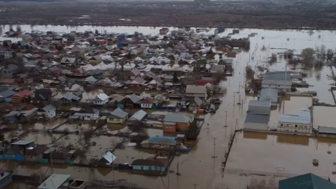 俄罗斯一大坝决堤 航拍现场:整座城市被洪水吞噬 逾4400栋房屋被淹