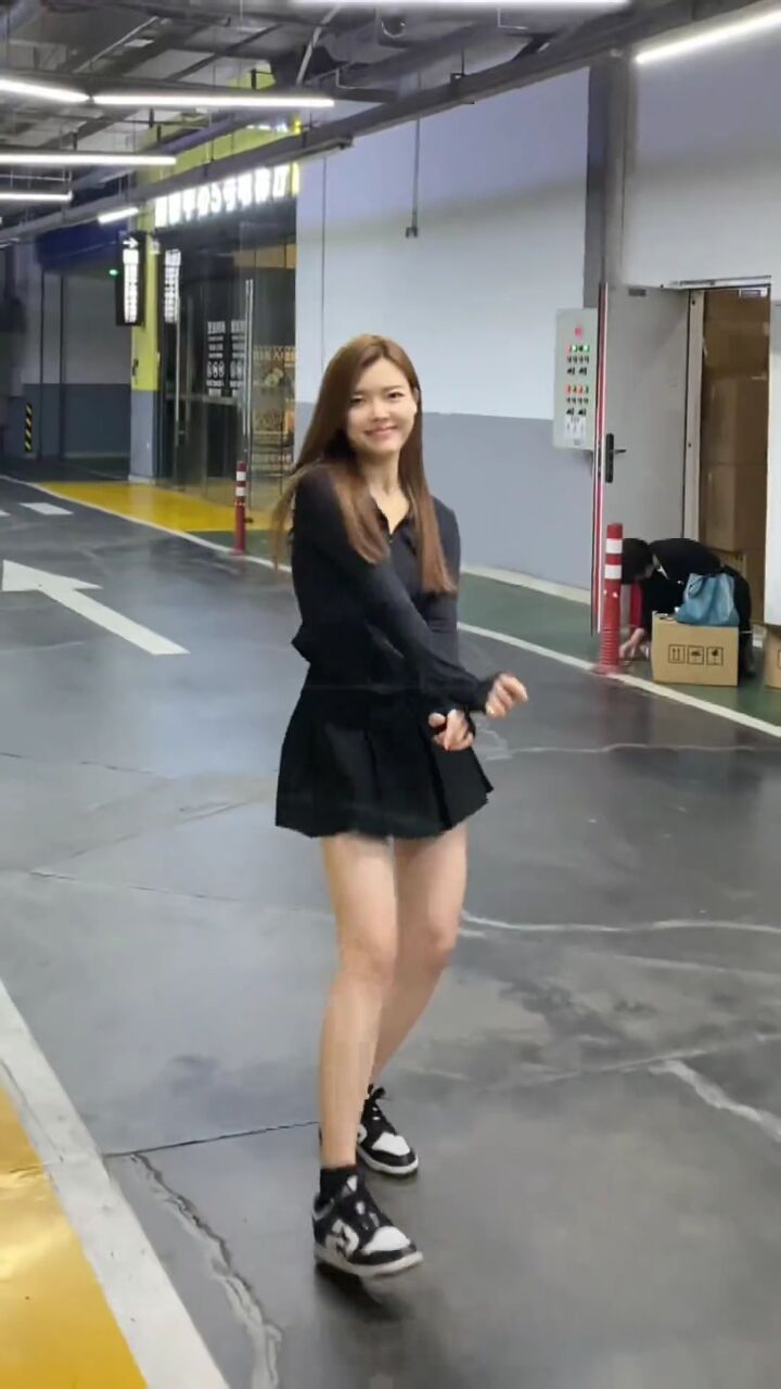 elin艾琳琳: 一开始还有点放不开,到后面快把自己转晕了.