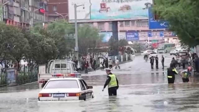 贵州毕节暴雨冰雹致道路积水,交警市民合力疏通