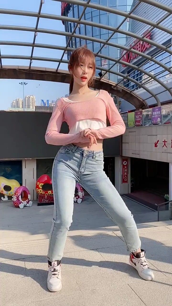 小姐姐这腰是吃啥长大的,也太会扭了吧