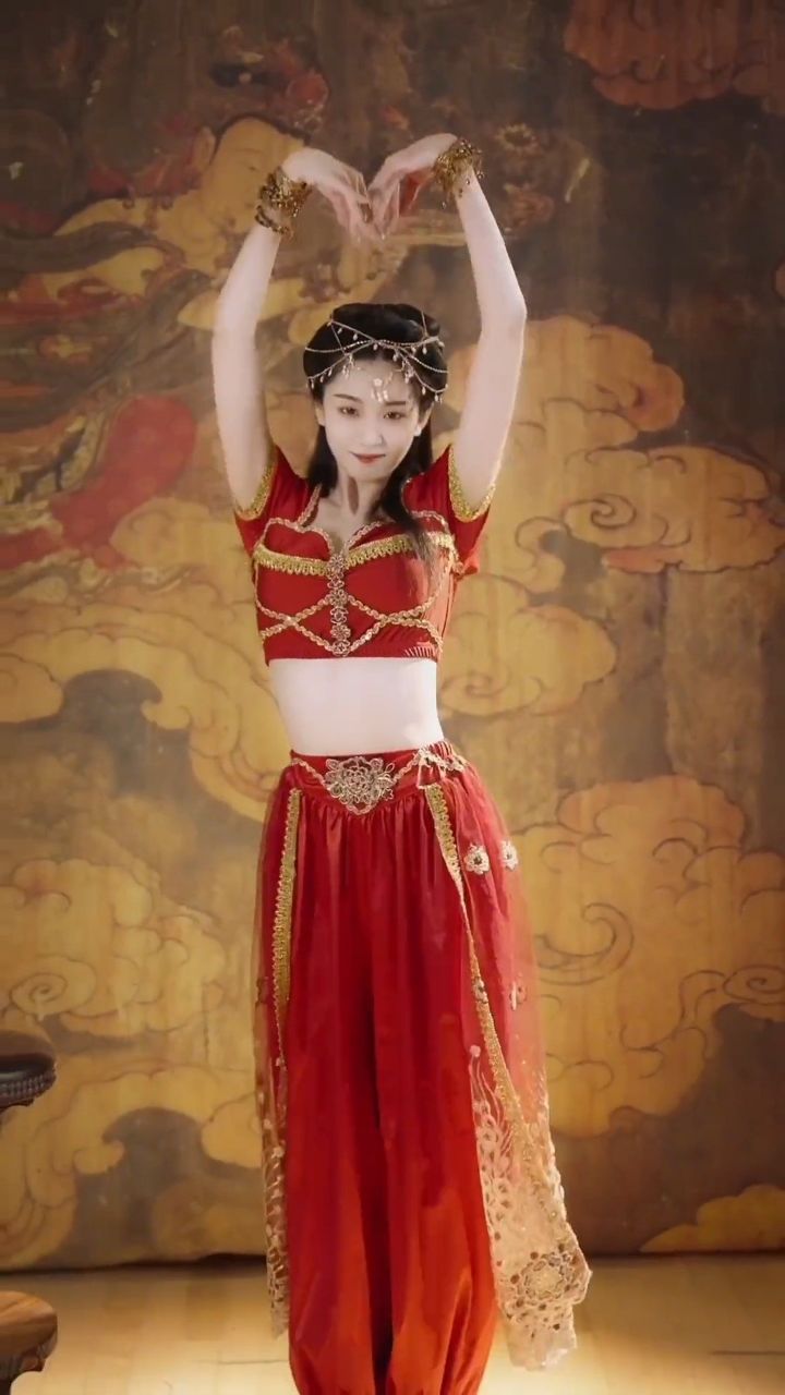 陛下.这西域进献的舞姬可还满意?