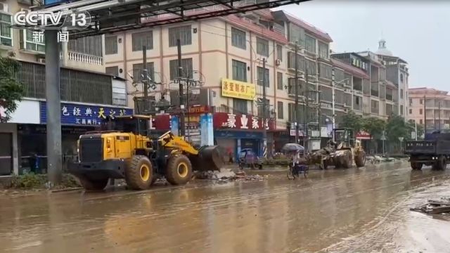 强降雨持续影响华南局地,广东英德:浛洸镇积水渐退,清淤工作陆续展开