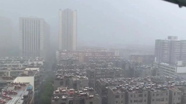 轰隆隆+哗啦啦!此刻,昆明瓢泼大雨,电闪雷鸣