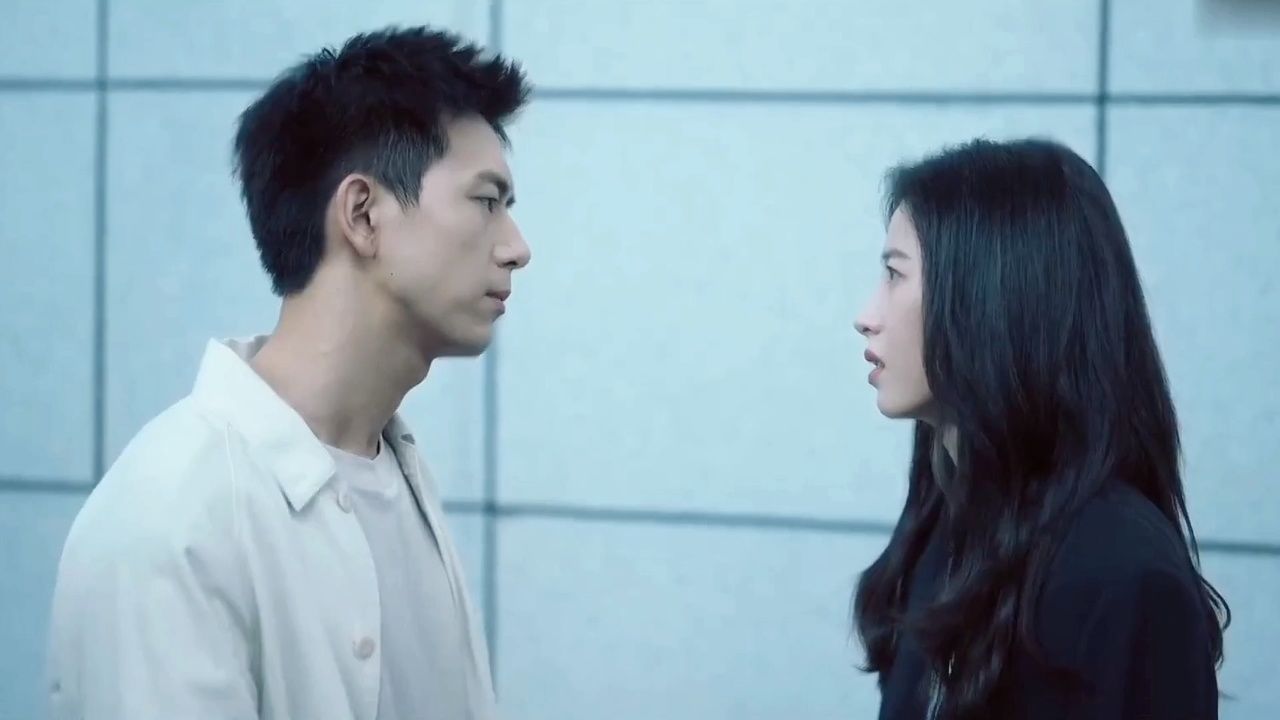 小情侣刚订婚就要异地恋而闹矛盾