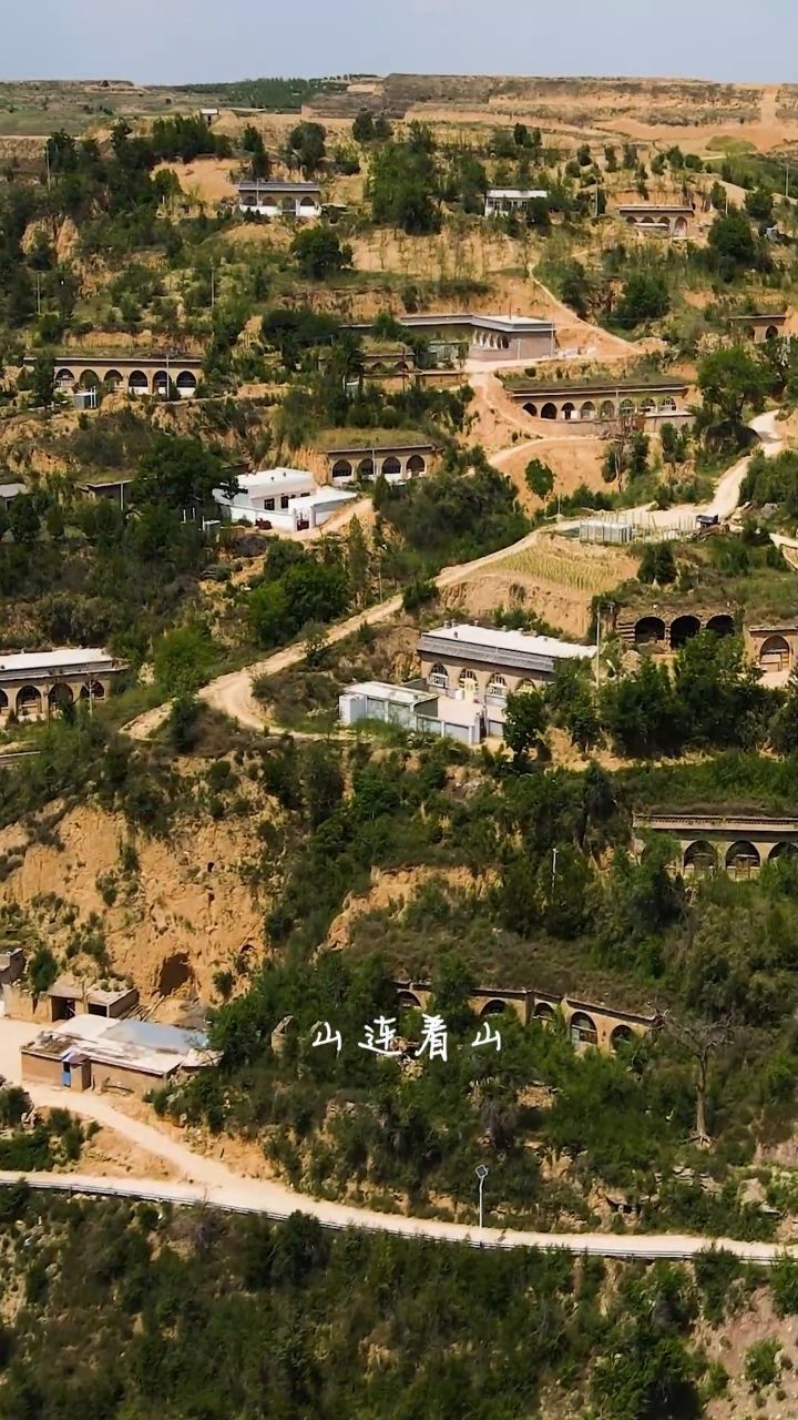 随拍陕北村庄,用原生态陕北民歌修饰,唱出了陕北的深情