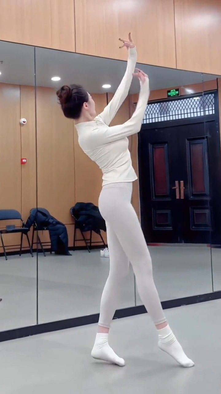 评论"你最美"送不锈钢盆#负我不负她 #大长腿 #一字马 #浅跳一下