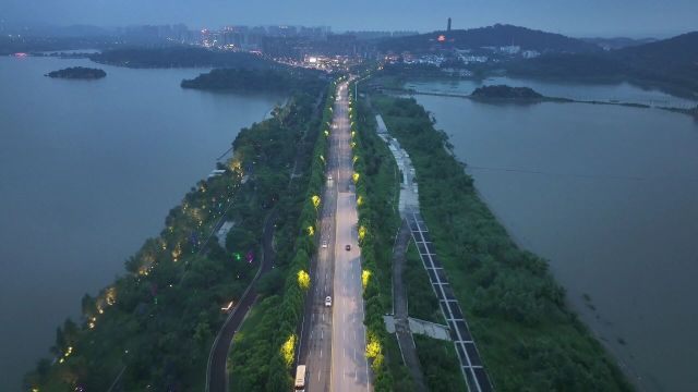 航拍湖南岳阳洞庭湖,公路穿湖而过,风景美不胜收