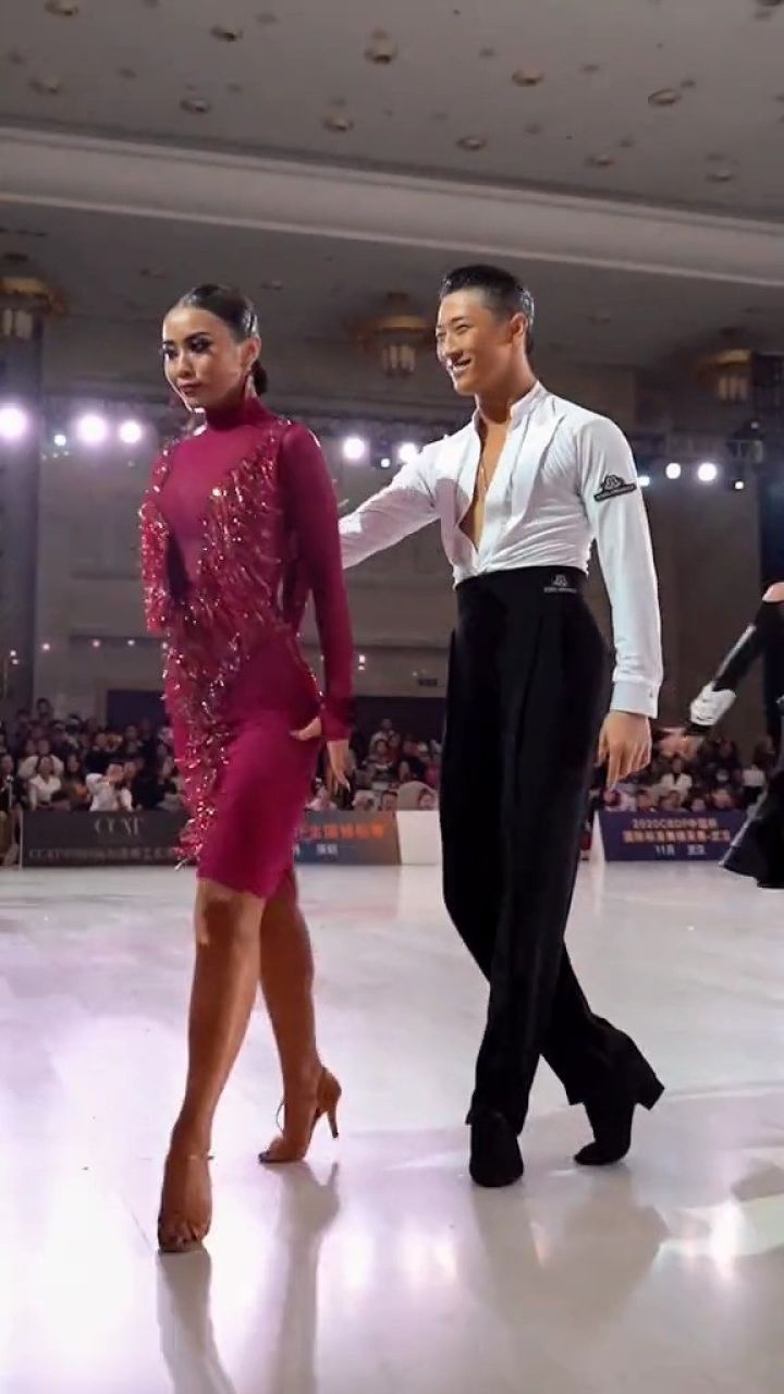 贾贾温柔漂亮又好有亲活力,边和粉迷互动还不忘给马笛面颊抹去汗水,真